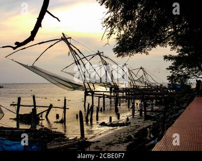 Regina del Mare Arabico, Sinagoga Paradesi, reti da pesca cinesi, Porto cochin, negozi di artigianato indiano antico a Mattancherry a Kochi, India. Foto Stock