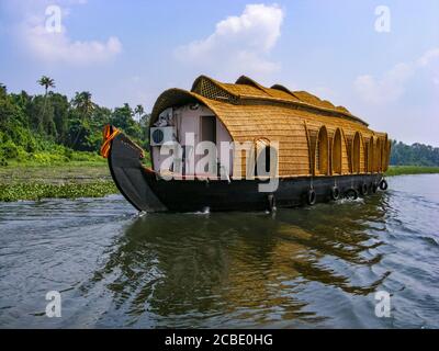 Le regioni backwater del Kerala sono una delle destinazioni turistiche più popolari nel mondo. crociere di houseboat sono una volta in un'esperienza di vita Foto Stock