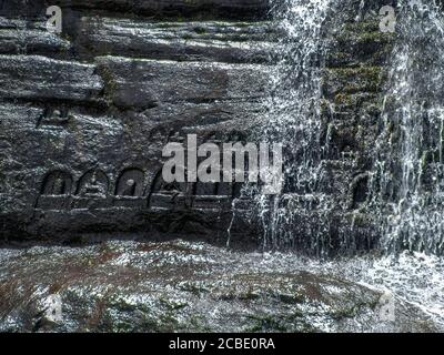 Le cascate Courtallam e le sculture in pietra, Tamil Nadu, sono famose per i suoi templi indù in stile dravidiana. Una terra di patrimonio culturale e religioso Foto Stock