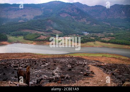 Deforestazione, lago in collina, una delle destinazioni turistiche più popolari in India del Sud. Foto Stock