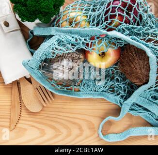 Borsa a rete con vasetti di vetro riutilizzabili, frutta e posate di bambù. Concetto di zero sprechi. Eco friendly. Disposizione piatta Foto Stock