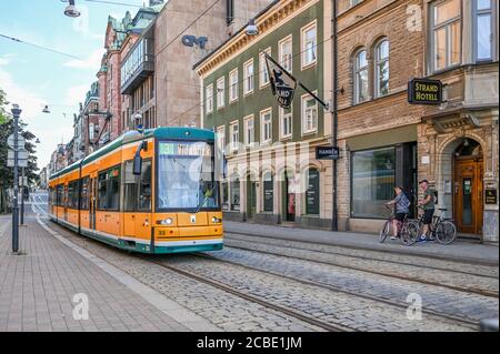 Tram sulla strada principale Drottninggatan a Norrkoping, Svezia. Norrkoping è una storica città industriale e i tram gialli sono iconici per la città. Foto Stock