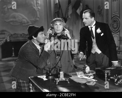 CHICO MARX HARPO MARX E LOUIS CALHERN IN ZUPPA D'ANATRA 1933 il regista LEO McCarey storia Bert Kalmar e Harry Ruby Immagini di Paramount Foto Stock