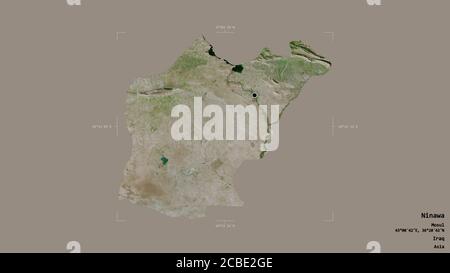 Area di Ninawa, provincia dell'Iraq, isolata su uno sfondo solido in un rettangolo di selezione georeferenziato. Etichette. Immagini satellitari. Rendering 3D Foto Stock