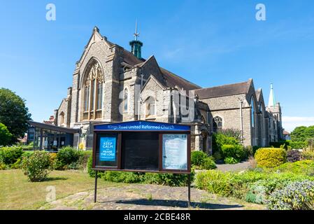 Kings Road United Reformed Church, Westcliff on Sea, Southend, Essex, Regno Unito. URC è una chiesa protestante cristiana. Precedentemente Crowstone di St. George Foto Stock