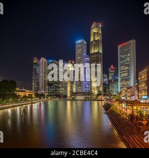 Singapore, Singapore - 15 LUGLIO 2020: Vista dello skyline di Singapore di notte Foto Stock