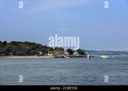 Il Cremyll Ferry che attraversa il fiume Tamar da Plymouth. Il traghetto passeggeri fornisce un servizio di linea tutto l'anno tra Devon e Cornwall, Arriv Foto Stock