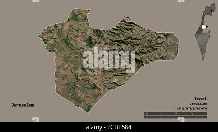 Forma di Gerusalemme, distretto di Israele, con la sua capitale isolata su solido sfondo. Scala della distanza, anteprima della regione ed etichette. Immagini satellitari. 3 Foto Stock