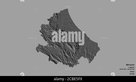 Regione d'Abruzzo, regione d'Italia, isolata su fondo solido in una scatola di delimitazione georeferenziata. Etichette. Mappa elevazione bilivello. Rendering 3D Foto Stock