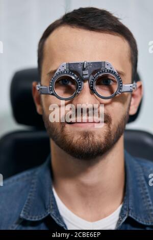 giovane uomo che controlla la sua vista, primo piano foto. medicina, treatmnet, uomo che si prepara per un intervento chirurgico, operazione Foto Stock