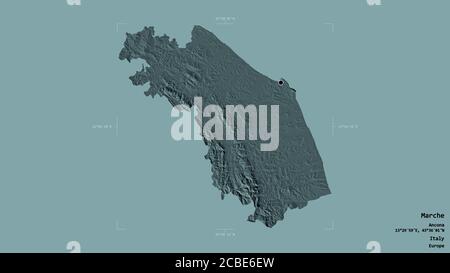 Regione Marche, regione d'Italia, isolata su fondo solido in una scatola di delimitazione georeferenziata. Etichette. Mappa di elevazione colorata. Rendering 3D Foto Stock