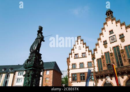 Romerberg piazza della città vecchia e Fontana di Giustizia a Francoforte, Germania Foto Stock