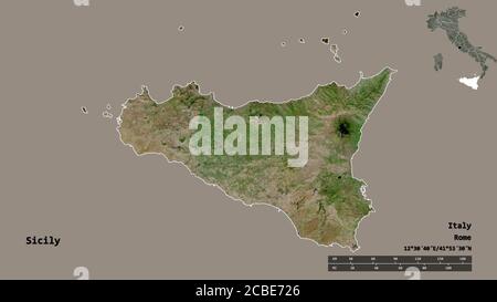 Forma della Sicilia, regione autonoma d'Italia, con la sua capitale isolata su solido sfondo. Scala della distanza, anteprima della regione ed etichette. Immagine satellitare Foto Stock