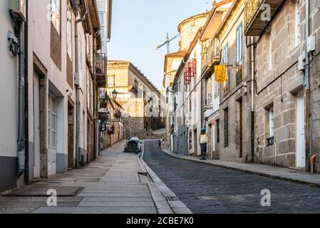 Santiago de Compostela, Spagna - 18 luglio 2020: Via nel centro storico di Santiago de Compostela Foto Stock