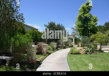 Culver City, California, USA 11 agosto 2020 UNA vista generale dell'atmosfera del Giardino di Salomone che include tombe di Leonard Nimoy, Peggy Lipton, Jerry Weintraub a Hillside Memorial Park il 11 agosto 2020 a Culver City, California, USA. Foto di Barry King/Alamy Stock foto Foto Stock