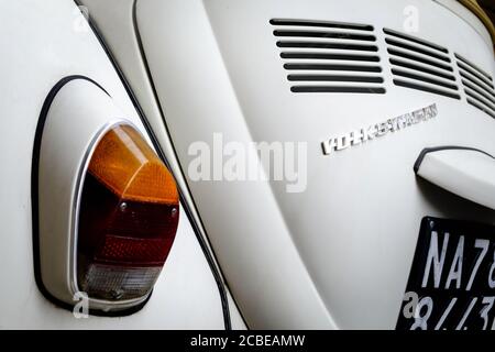 Vista di dettaglio di un vecchio classico Volkswagen VW Beetle, in primo piano fanalino di coda e luci di segnalazione Foto Stock