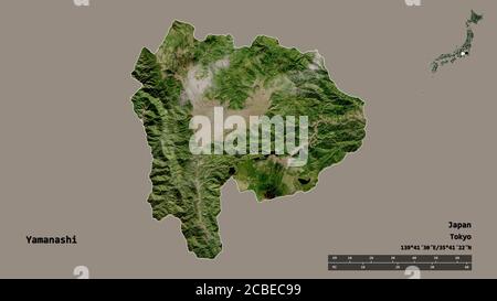 Forma di Yamanashi, prefettura del Giappone, con la sua capitale isolata su solido sfondo. Scala della distanza, anteprima della regione ed etichette. Immagini satellitari. Foto Stock