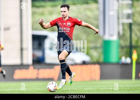 Il calciatore norvegese Ole Selnaes di Shenzhen F.C. tiene la palla durante la terza partita della Super League cinese (CSL) 2020 contro Guangzhou Evergrande Taobao nella città di Dalian, provincia di Liaoning della Cina nord-orientale, il 4 agosto 2020. Guangzhou Evergrande Taobao batte Shenzhen F.C. con 3-1. Foto Stock