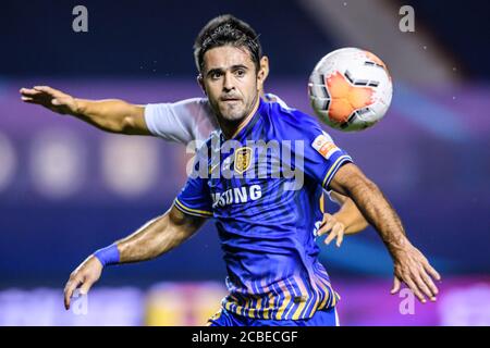 Il calciatore italo-brasiliano Eder Citadin Martins, conosciuto semplicemente come Eder, della Jiangsu Suning F.C. gioca durante la terza partita della Super League Cinese (CSL) 2020 contro la Dalian Professional F.C. nella città di Dalian, nella provincia di Liaoning nella Cina nord-orientale, il 4 agosto 2020. Jiangsu Suning F.C. batte Dalian Professional F.C. con 2-1. Foto Stock