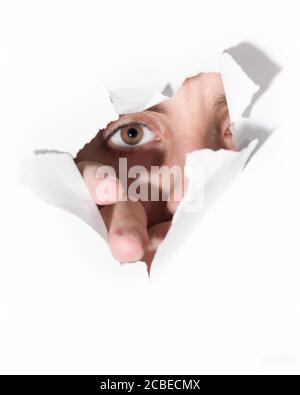 Immagine di un maschio ispanico in primo piano verticale isolato una carta bianca strappata Foto Stock