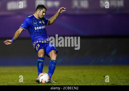 Il calciatore italo-brasiliano Eder Citadin Martins, conosciuto semplicemente come Eder, di Jiangsu Suning F.C. spara durante la terza partita della Super League Cinese (CSL) 2020 contro la Dalian Professional F.C. nella città di Dalian, nella provincia di Liaoning della Cina nord-orientale, il 4 agosto 2020. Jiangsu Suning F.C. batte Dalian Professional F.C. con 2-1. Foto Stock
