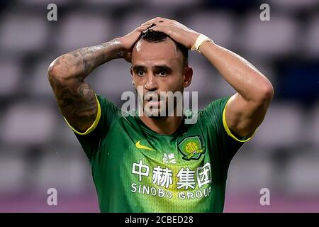 Il calciatore brasiliano Renato Soares de Oliveira Augusto, o semplicemente Renato Augusto, di Pechino Sinobo Guoan F.C. si rammarica durante la terza partita del 2020 Chinese Super League (CSL) contro Tianjin TEDA F.C., Suzhou città, provincia di Jiangsu, nella Cina orientale, il 6 agosto 2020. Tianjin TEDA F.C. è stato battuto da Beijing Sinobo Guoan F.C. con 1-3. Foto Stock