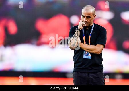 Il direttore del club cinese Guangzhou Evergrande Taobao Fabio Cannavaro reagisce durante la quarta partita del 2020 Chinese Super League (CSL) contro Shandong Luneng Taishan F.C., città di Dalian, provincia di Liaoning della Cina nord-orientale, 9 agosto 2020. Guangzhou Evergrande Taobao F.C. è stato sconfitto da Shandong Luneng Taishan con 0-1. Foto Stock