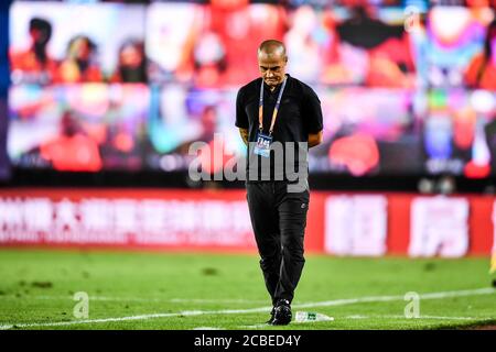 Il direttore del club cinese Guangzhou Evergrande Taobao Fabio Cannavaro reagisce durante la quarta partita del 2020 Chinese Super League (CSL) contro Shandong Luneng Taishan F.C., città di Dalian, provincia di Liaoning della Cina nord-orientale, 9 agosto 2020. Guangzhou Evergrande Taobao F.C. è stato sconfitto da Shandong Luneng Taishan con 0-1. Foto Stock
