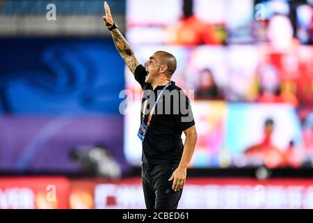 Il direttore del club cinese Guangzhou Evergrande Taobao Fabio Cannavaro reagisce durante la quarta partita del 2020 Chinese Super League (CSL) contro Shandong Luneng Taishan F.C., città di Dalian, provincia di Liaoning della Cina nord-orientale, 9 agosto 2020. Guangzhou Evergrande Taobao F.C. è stato sconfitto da Shandong Luneng Taishan con 0-1. Foto Stock