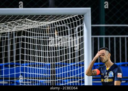 Il calciatore israeliano Eran Zahavi di Guangzhou R&F F.C. reagisce durante la quarta partita della Super League cinese (CSL) 2020 contro Jiangsu Suning F.C., città di Dalian, provincia di Liaoning della Cina nord-orientale, il 9 agosto 2020. Guangzhou R&F F.C. è stato sconfitto da Jiangsu Suning F.C. con 0-2. Foto Stock