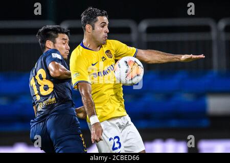 Il calciatore italo-brasiliano Eder Citadin Martins, conosciuto semplicemente come Eder, di Jiangsu Suning F.C., a destra, ferma la palla durante il quarto round match di 2020 Chinese Super League (CSL) contro Guangzhou R&F F.C., città di Dalian, provincia di Liaoning, 9 agosto 2020. Guangzhou R&F F.C. è stato sconfitto da Jiangsu Suning F.C. con 0-2. Foto Stock