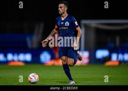 Il calciatore israeliano Eran Zahavi di Guangzhou R&F F.C. tiene la palla durante la quarta partita della Super League Cinese (CSL) 2020 contro Jiangsu Suning F.C., città di Dalian, provincia di Liaoning della Cina nord-orientale, il 9 agosto 2020. Guangzhou R&F F.C. è stato sconfitto da Jiangsu Suning F.C. con 0-2. Foto Stock