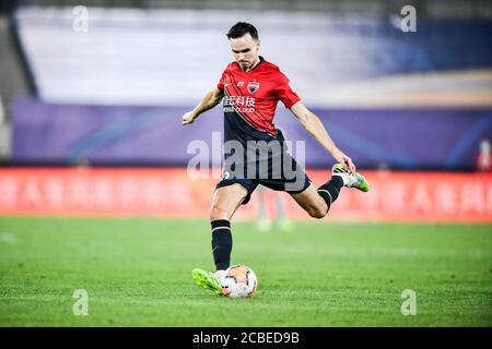 Il calciatore norvegese Ole Selnaes di Shenzhen F.C. spara durante la quarta partita di 2020 Chinese Super League (CSL) contro Henan Jianye F.C., città di Dalian, provincia di Liaoning della Cina nordorientale, il 10 agosto 2020. Shenzhen F.C. fu sconfitto da Henan Jianye F.C. con 1-2. Foto Stock