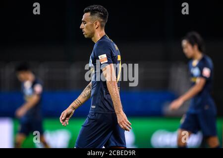 Il calciatore israeliano Eran Zahavi di Guangzhou R&F F.C. reagisce durante la quarta partita della Super League cinese (CSL) 2020 contro Jiangsu Suning F.C., città di Dalian, provincia di Liaoning della Cina nord-orientale, il 9 agosto 2020. Guangzhou R&F F.C. è stato sconfitto da Jiangsu Suning F.C. con 0-2. Foto Stock