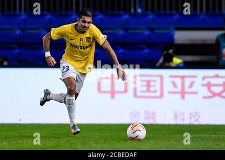 Il calciatore italo-brasiliano Eder Citadin Martins, conosciuto semplicemente come Eder, di Jiangsu Suning F.C. insegue la palla durante la quarta partita di 2020 Chinese Super League (CSL) contro Guangzhou R&F F.C., città di Dalian, provincia di Liaoning, 9 agosto 2020. Guangzhou R&F F.C. è stato sconfitto da Jiangsu Suning F.C. con 0-2. Foto Stock