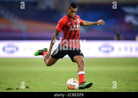 Il calciatore brasiliano Ricardo Lopes Pereira, o semplicemente Ricardo Lopes, di Shanghai SIPG F.C. spara durante la quarta partita di 2020 Chinese Super League (CSL) contro Wuhan Zall F.C., città di Suzhou, provincia di Jiangsu della Cina orientale, 12 agosto 2020. Shanghai SIPG F.C. sconfisse Wuhan Zall F.C. con 2-1. Foto Stock