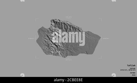 Area di Tafilah, provincia di Giordania, isolata su uno sfondo solido in un rettangolo di selezione georeferenziato. Etichette. Mappa elevazione bilivello. Rendering 3D Foto Stock