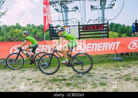 Città Cesis, Lettonia. Giro in mountain bike. Una giornata di sole sulla montagna.09.08.2020 Foto Stock