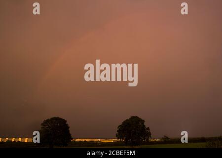 Spettacolare arcobaleno e fulmine sciopero, Flintshire wales agosto 2020 Foto Stock