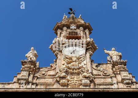 VALENCIA, SPAGNA - 15 LUGLIO 2020: Orologio gotico su una torre con decorazioni e statue a Valencia Foto Stock