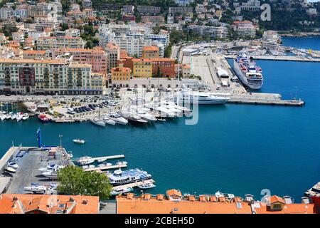 NIZZA, FRANCIA - 04 MAGGIO, 2019: Vista dall'alto sul mare Port Lympia sul Mar Mediterraneo a Nizza in Provenza. Foto Stock