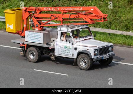 2006 bianco Land Rover Defender 130 TD5; autocarri Tree Heros, autocarri, trasporti, camion, vettore, veicolo, industria europea dei trasporti commerciali HGV, M6 a Manchester, Regno Unito Foto Stock