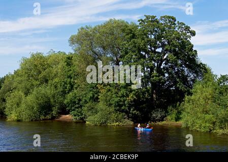 Canoa sul fiume Ouse a Bishopthorpe, North Yorkshire, Inghilterra Regno Unito Foto Stock