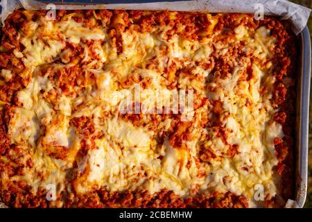 Vista ravvicinata e dall'alto di una lasagna appena sfornata pronta per servire. Foto Stock