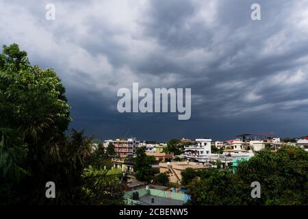 EDITORIALE DATATO 26 aprile 2020 LOCATION- Dehradun Uttarakhand India. Un ampio colpo di grandangolo di cielo fortemente sovrastato durante monsone in India. Foto Stock