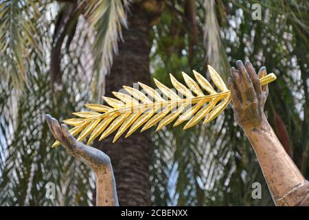 L'angelo scultura con palma dorata a Cannes, Francia, Costa Azzurra. Foto Stock