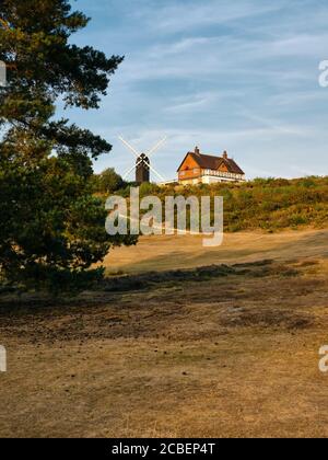 Reigate Heath Windmill Chapel e Golf Clubhouse in estate Paesaggio di Reigate Heath Reigate Surrey Inghilterra UK Foto Stock