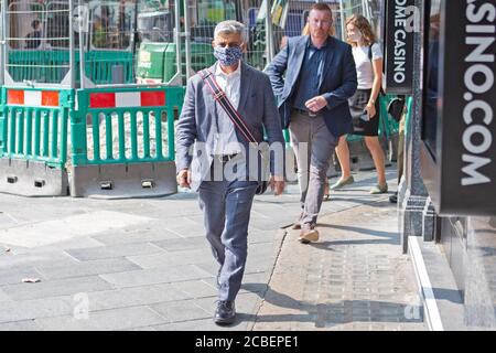 Il Sindaco di Londra, Sadiq Khan cammina fino alla stazione della metropolitana di Leicester Square indossando una maschera e prende un treno della metropolitana TFL, nel centro di Londra 13-08-2020 Foto Stock