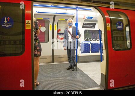 Il Sindaco di Londra, Sadiq Khan cammina fino alla stazione della metropolitana di Leicester Square indossando una maschera e prende un treno della metropolitana TFL, nel centro di Londra 13-08-2020 Foto Stock