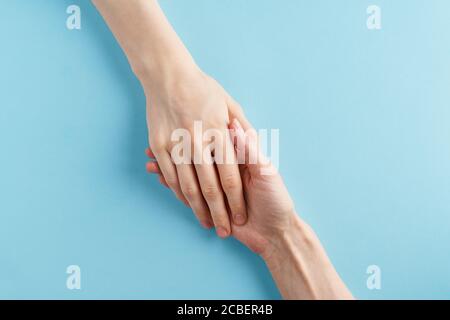 Aiutare la mano, il sostegno in una situazione difficile, crisi. Ultima occasione, concetto di speranza Foto Stock